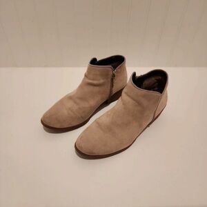 Vera Wang Light Beige Suede Women's Chukka Boots